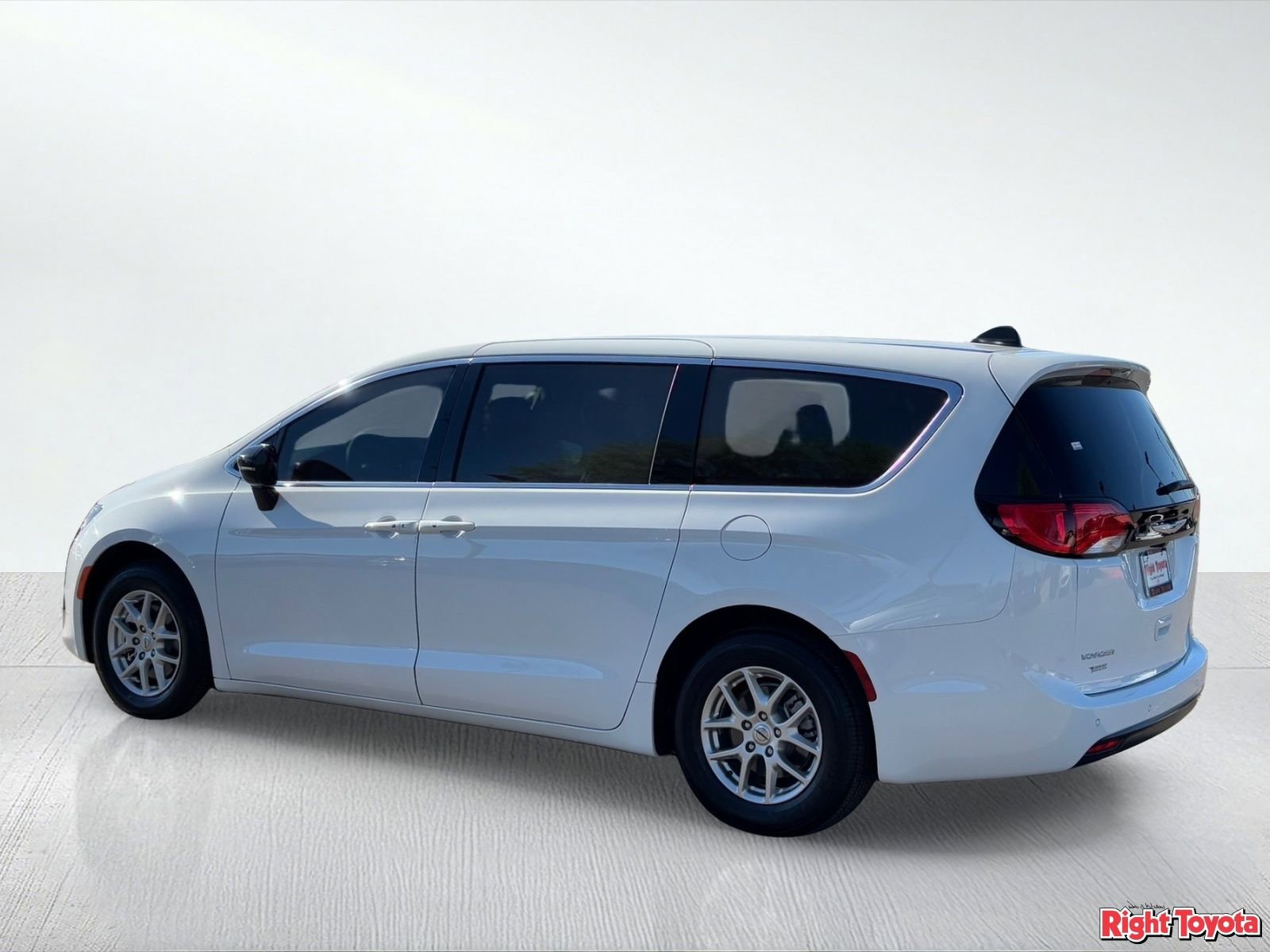 Used 2025 Chrysler Voyager LX image 3