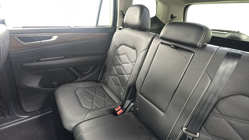 Used 2025 Volkswagen Atlas SE AWD/4WD image 14