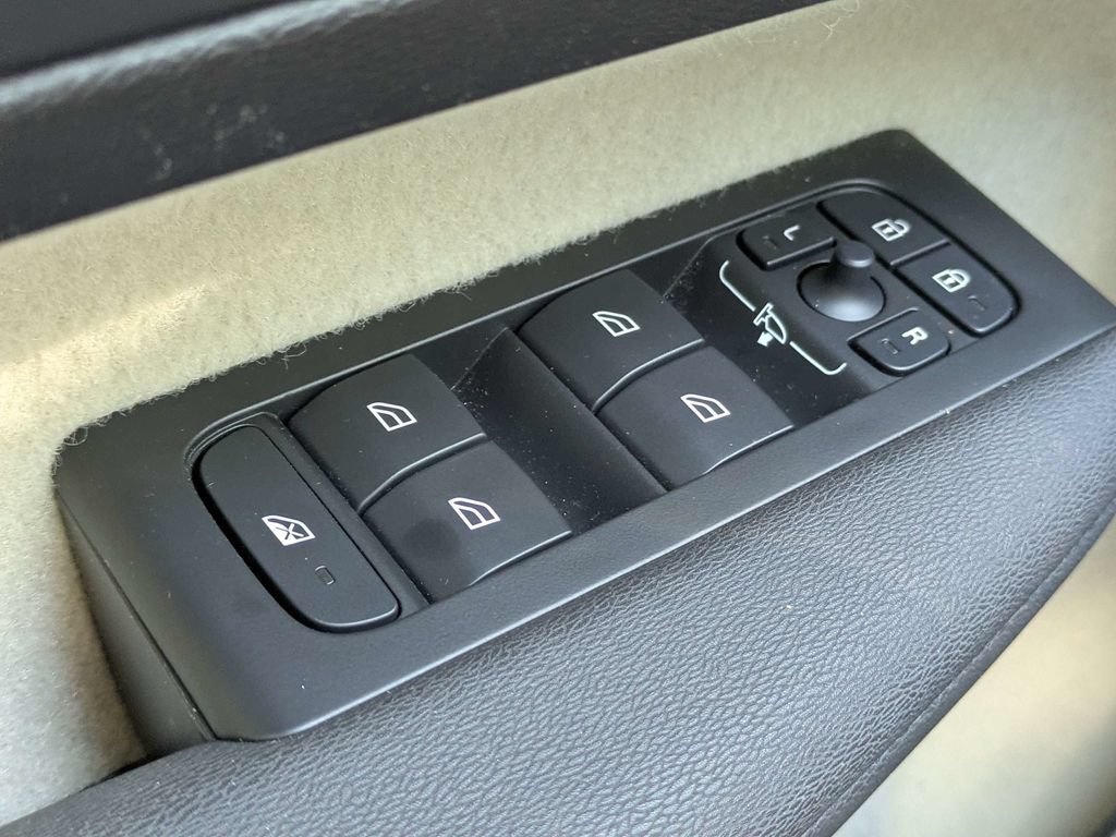 Certified 2025 Volvo XC40 B5 Plus AWD/4WD image 23