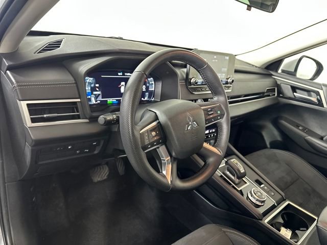Used 2023 Mitsubishi Outlander SE image 13