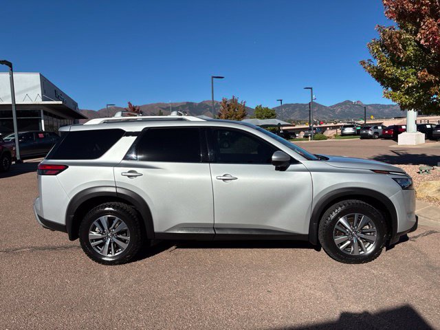 Certified 2024 Nissan Pathfinder SL w/ Black Appearance Package AWD/4WD image 8