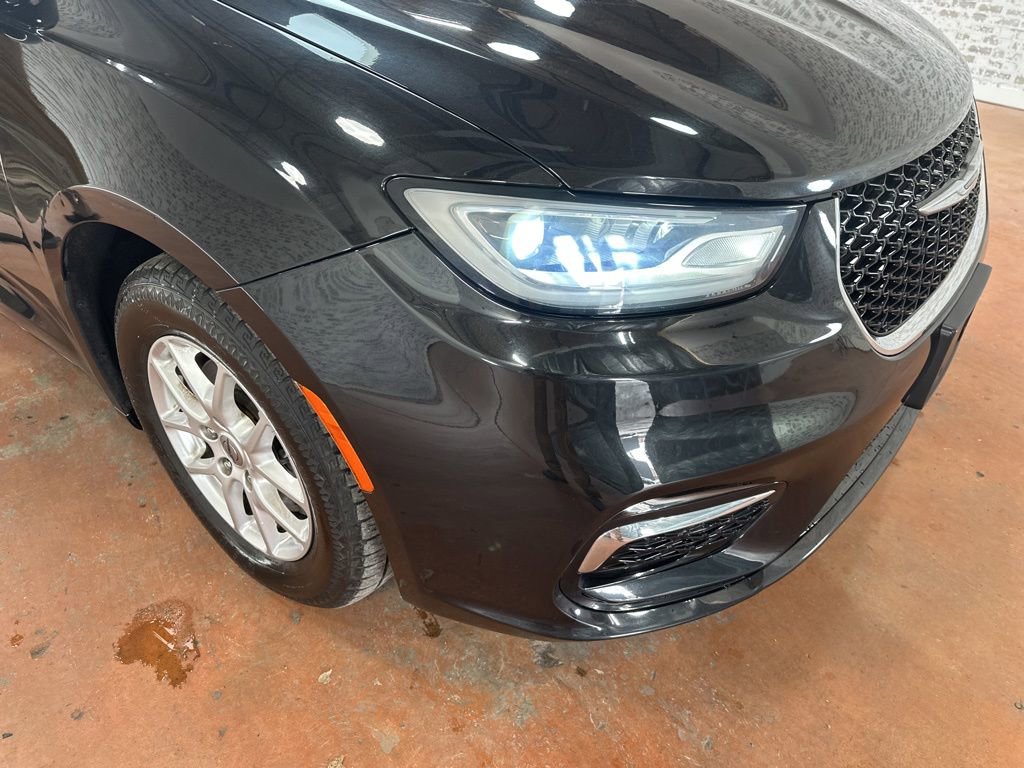 Used 2022 Chrysler Pacifica Touring-L image 9