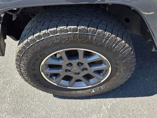 Used 2007 Jeep Wrangler Unlimited Sahara w/ Dual Top Group image 10