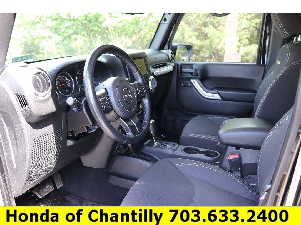 Used 2015 Jeep Wrangler Unlimited Sahara w/ Connectivity Group AWD/4WD image 19