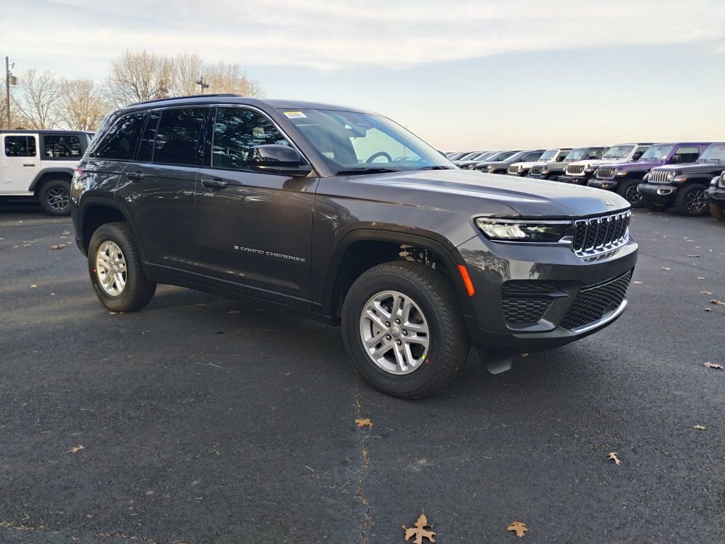 New 2025 Jeep Grand Cherokee Laredo image 3