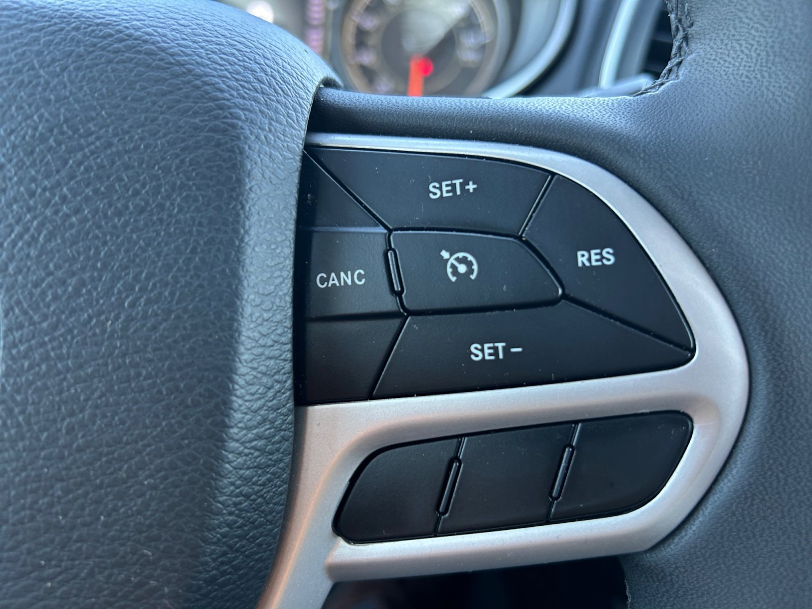 Used 2022 Jeep Cherokee Latitude AWD/4WD image 27