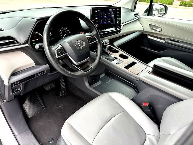 Used 2024 Toyota Sienna XLE FWD image 13