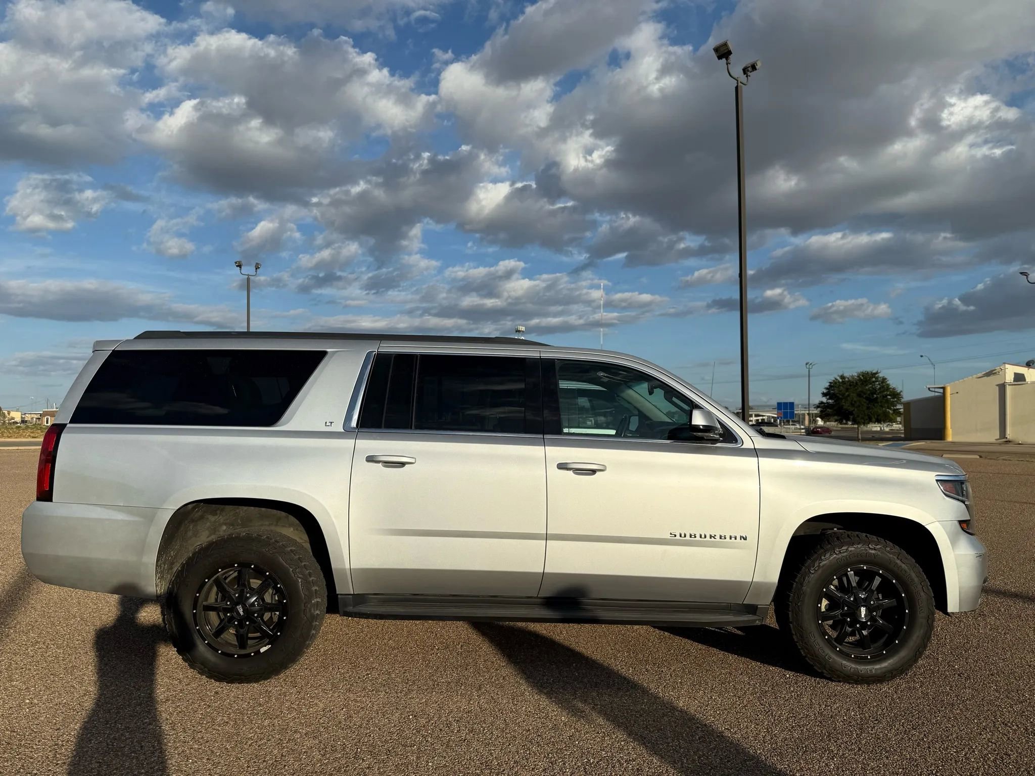 Used 2019 Chevrolet Suburban LT image 4