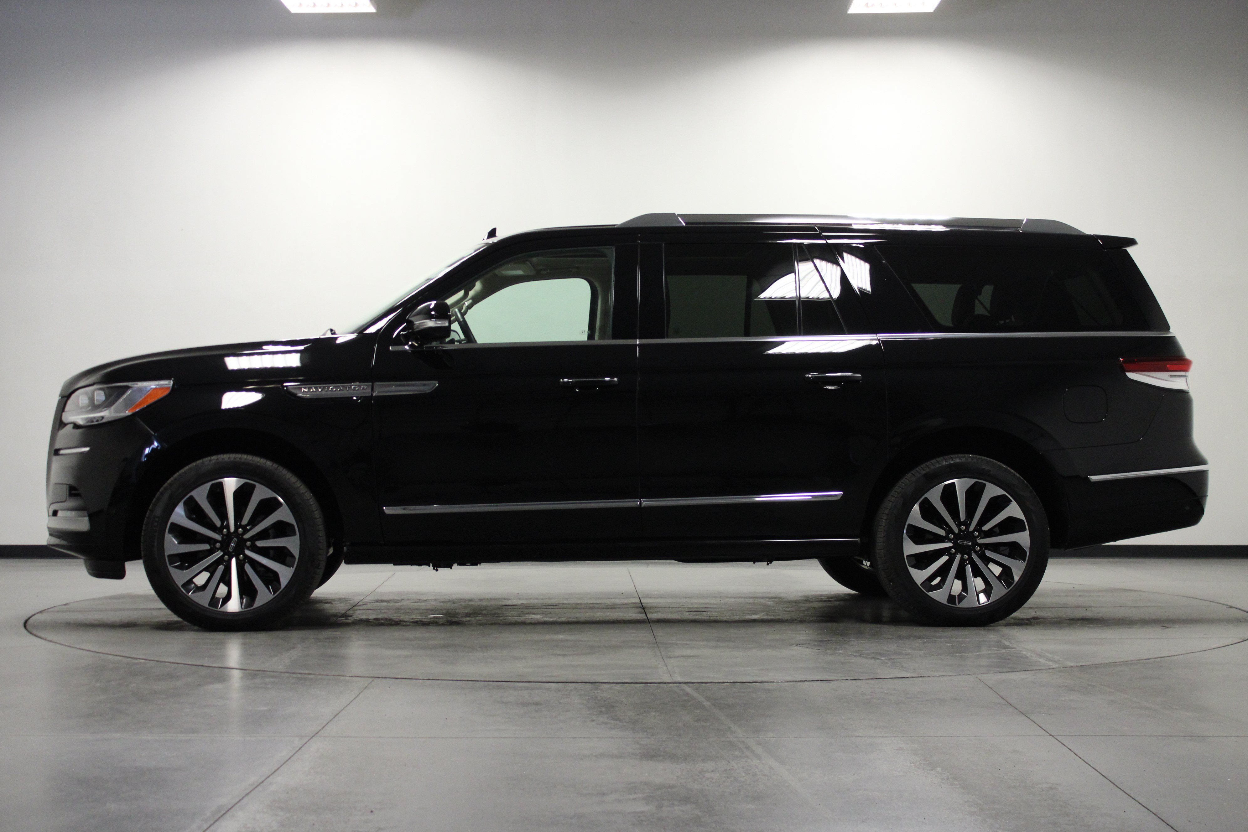 Used 2024 Lincoln Navigator L Reserve AWD/4WD image 7