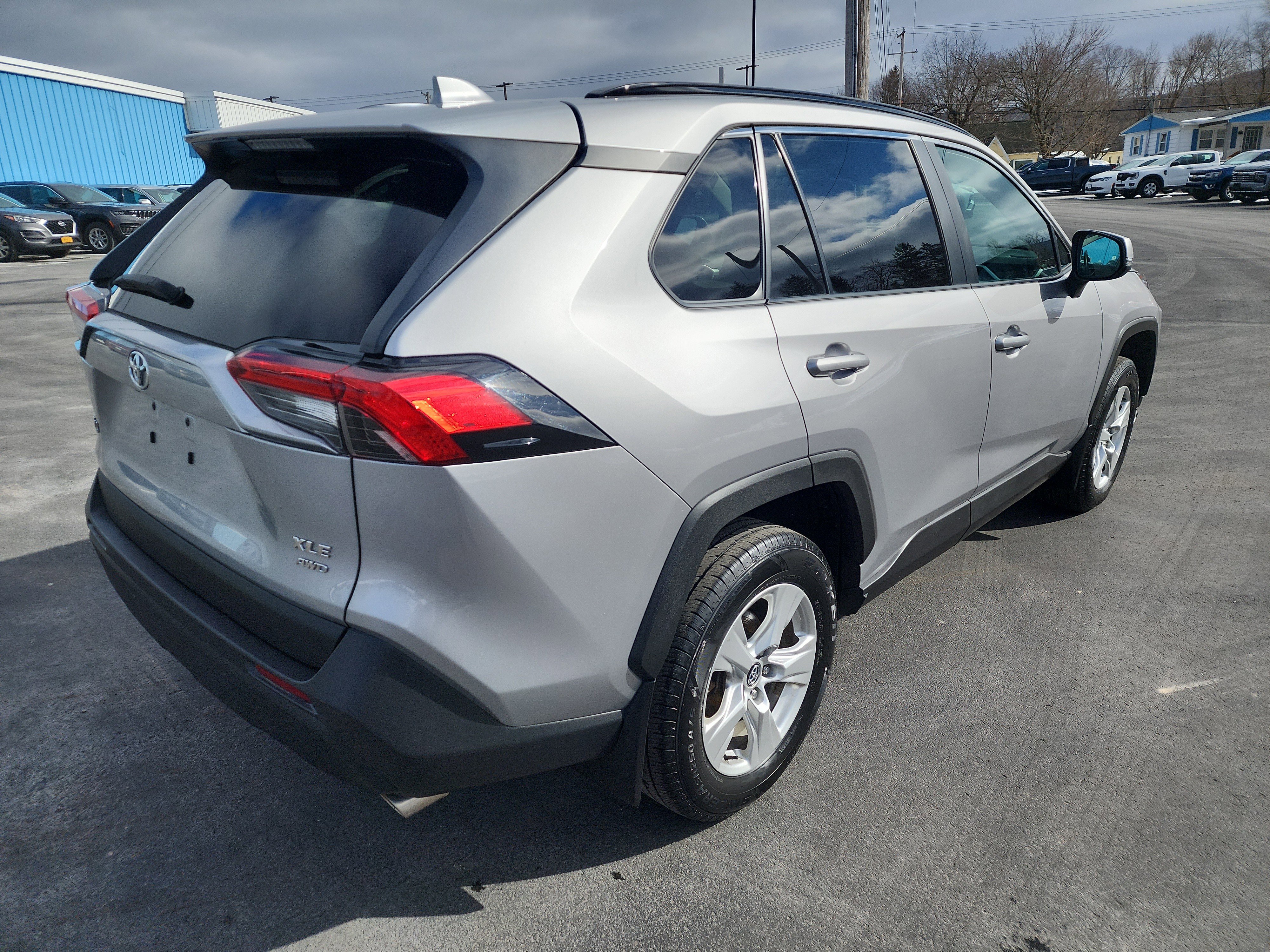 Used 2020 Toyota RAV4 XLE w/ Carpet Mat Package image 8