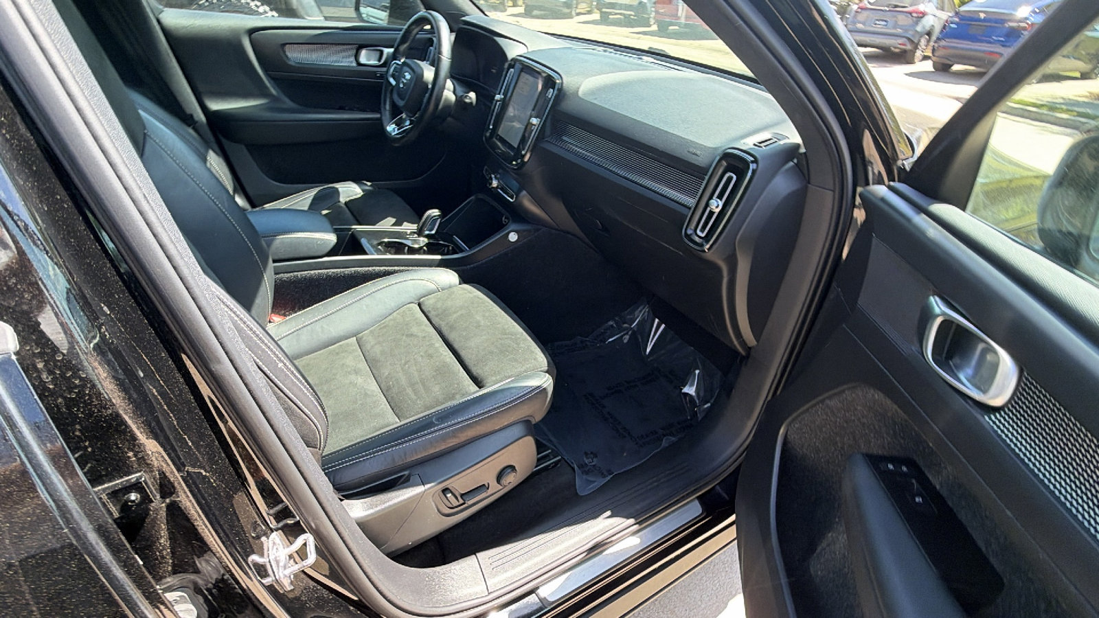 Used 2022 Volvo XC40 P8 Recharge Plus AWD/4WD image 20