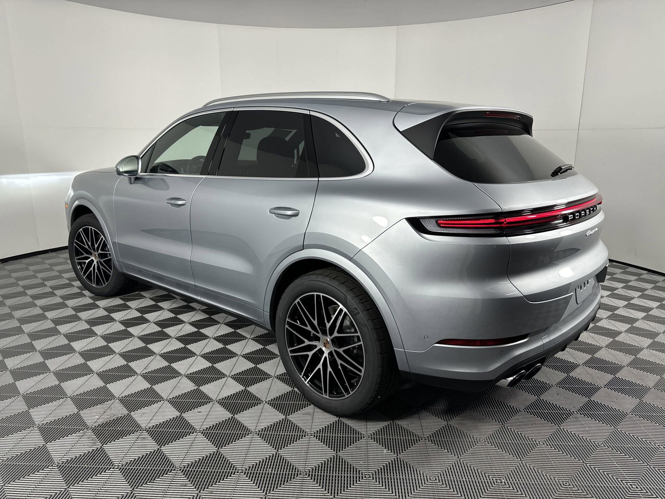 Certified 2025 Porsche Cayenne image 3