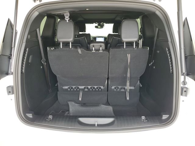 Used 2025 Chrysler Pacifica Limited FWD image 11