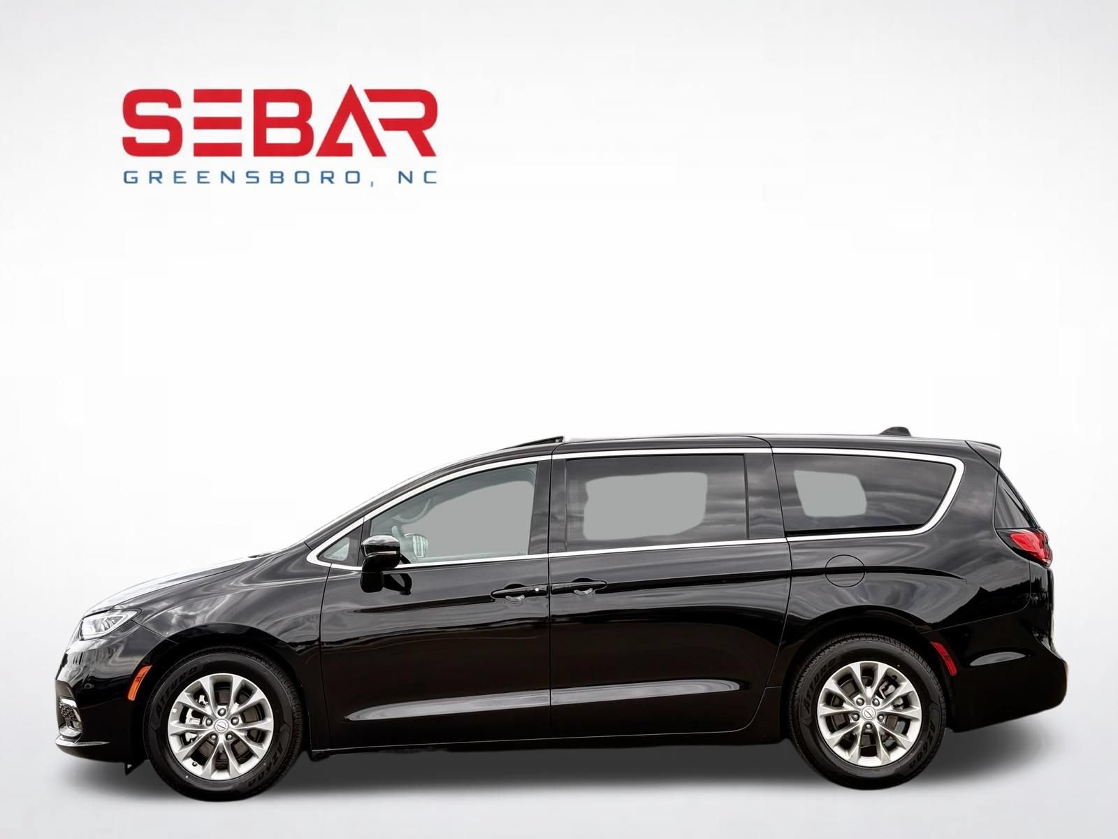 Used 2026 Chrysler Pacifica Limited FWD image 12