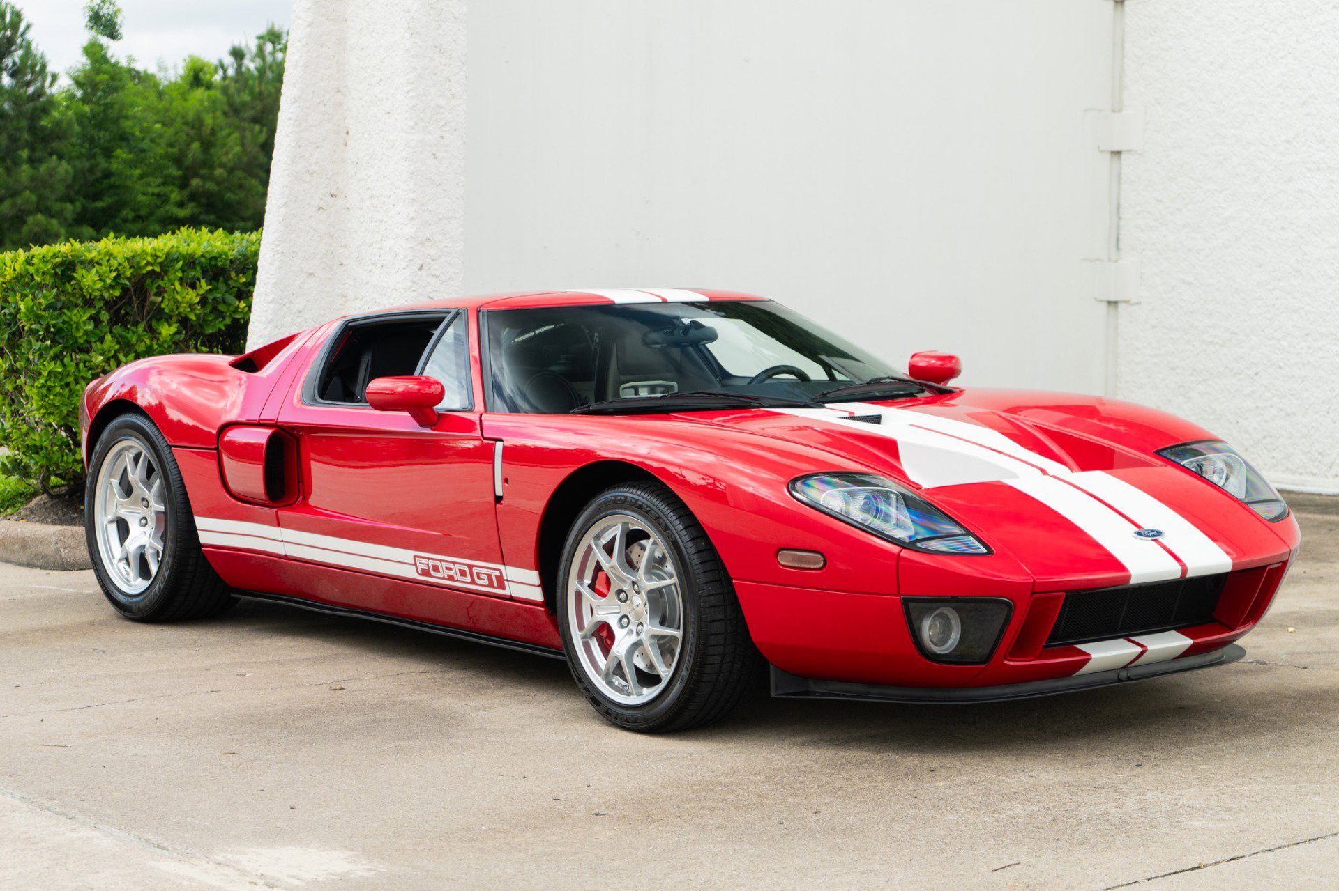 Used 2005 Ford GT RWD image 3