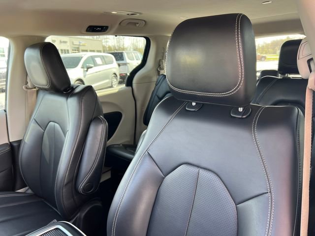 Used 2023 Chrysler Pacifica Touring-L FWD image 13