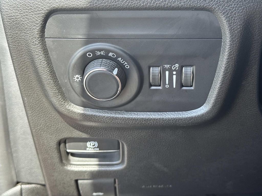 Used 2023 Jeep Grand Cherokee L Laredo image 21