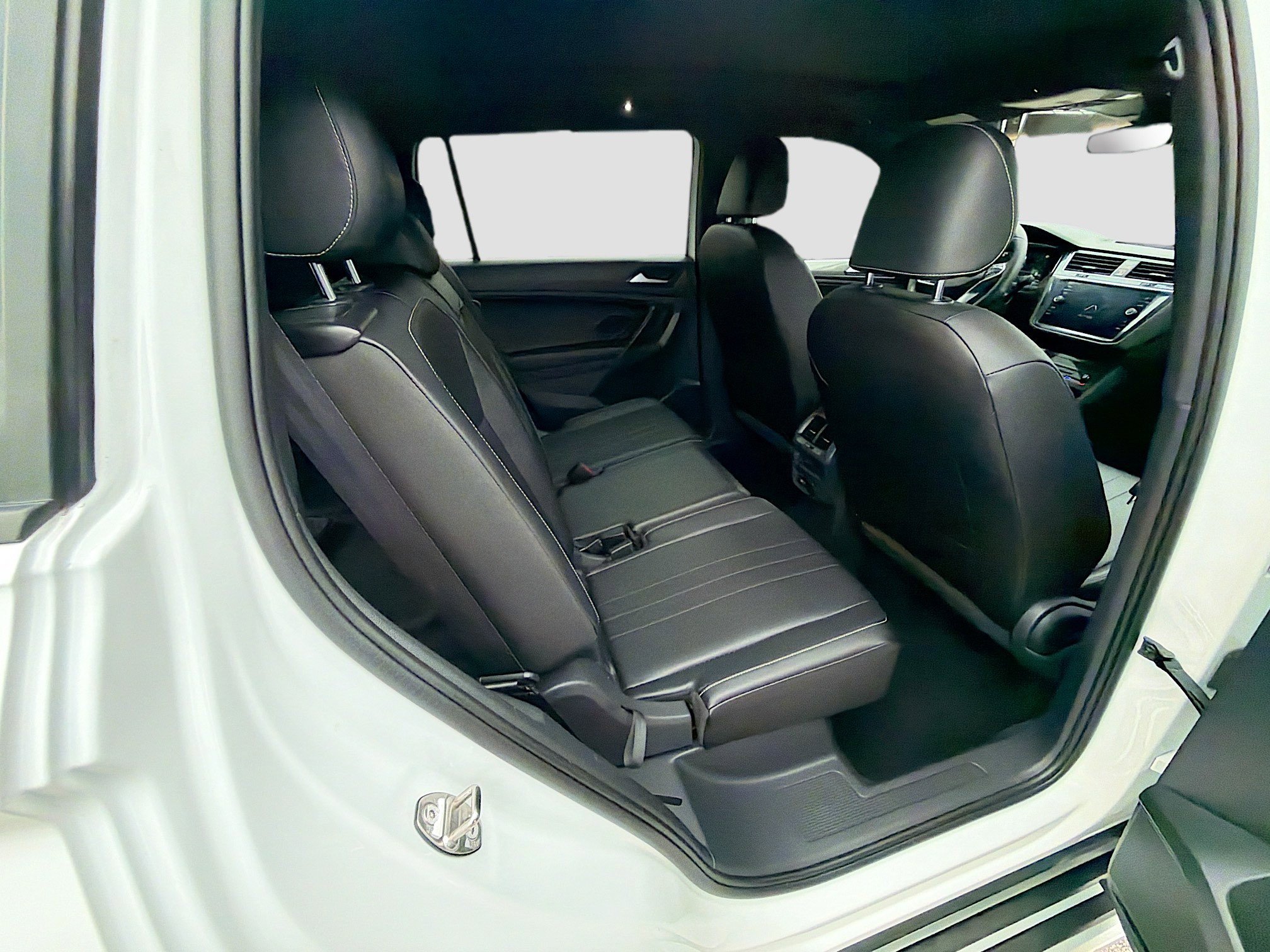 Used 2023 Volkswagen Tiguan SE R-Line image 29