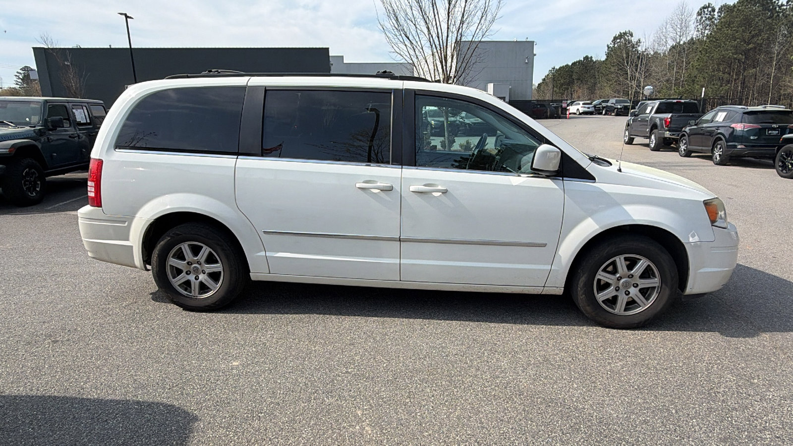 Used 2010 Chrysler Town & Country Touring image 7