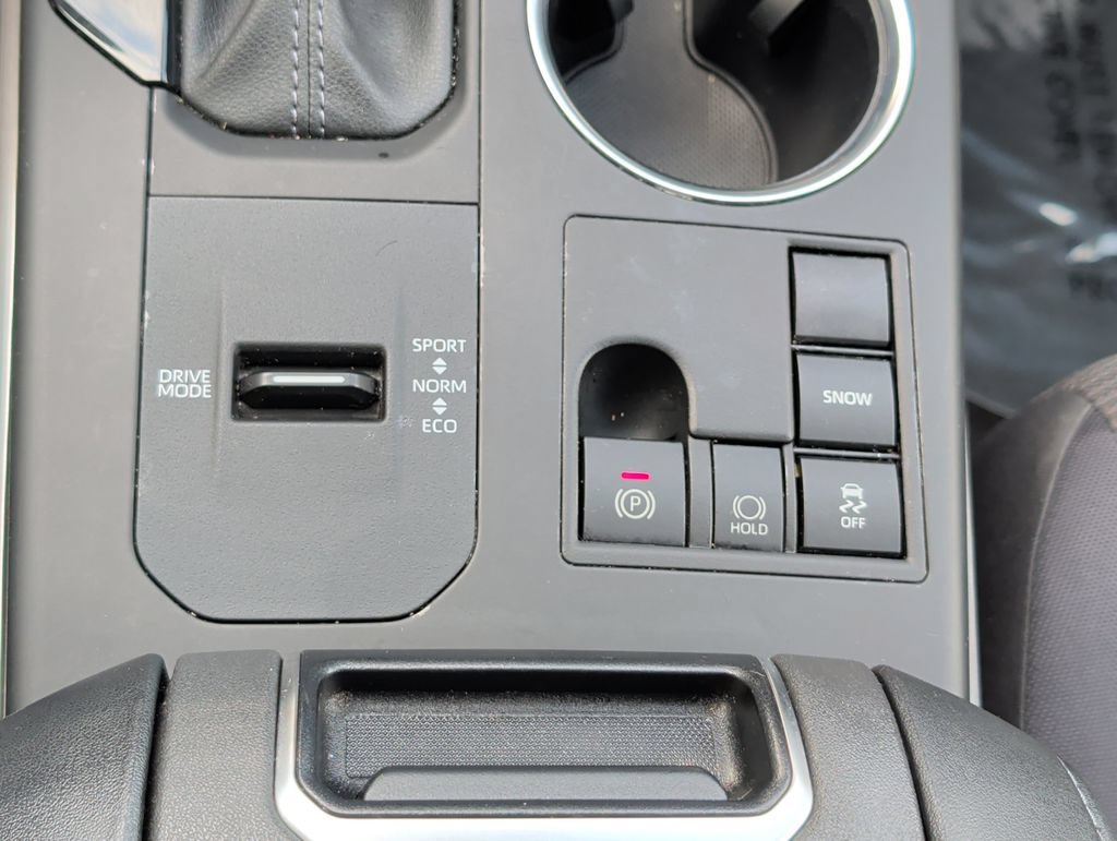 Used 2024 Toyota Highlander LE FWD image 25