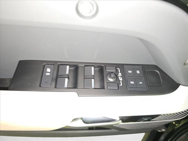 Used 2024 Land Rover Defender 110 X-Dynamic SE image 29