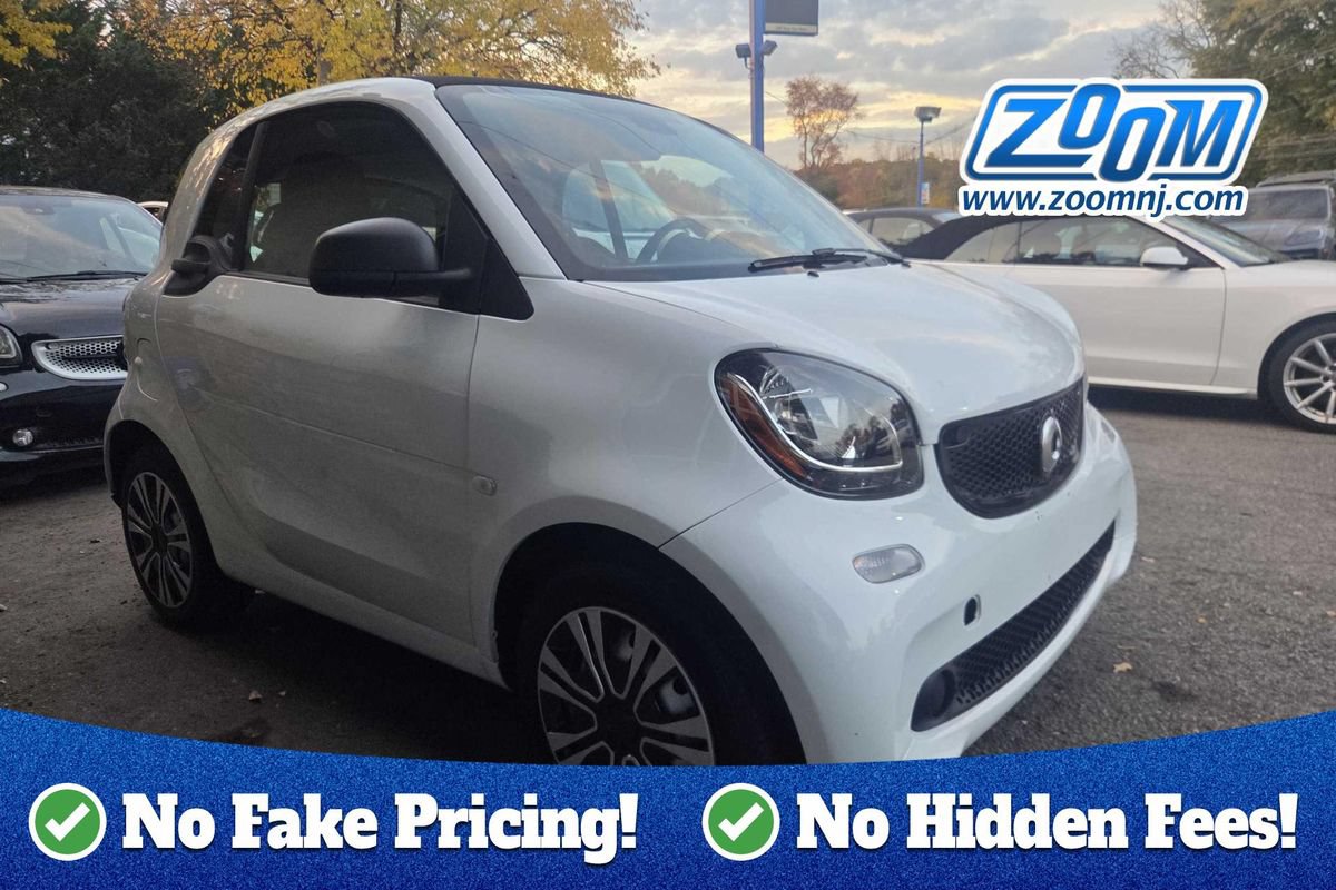 Used 2017 smart fortwo pure RWD image 1