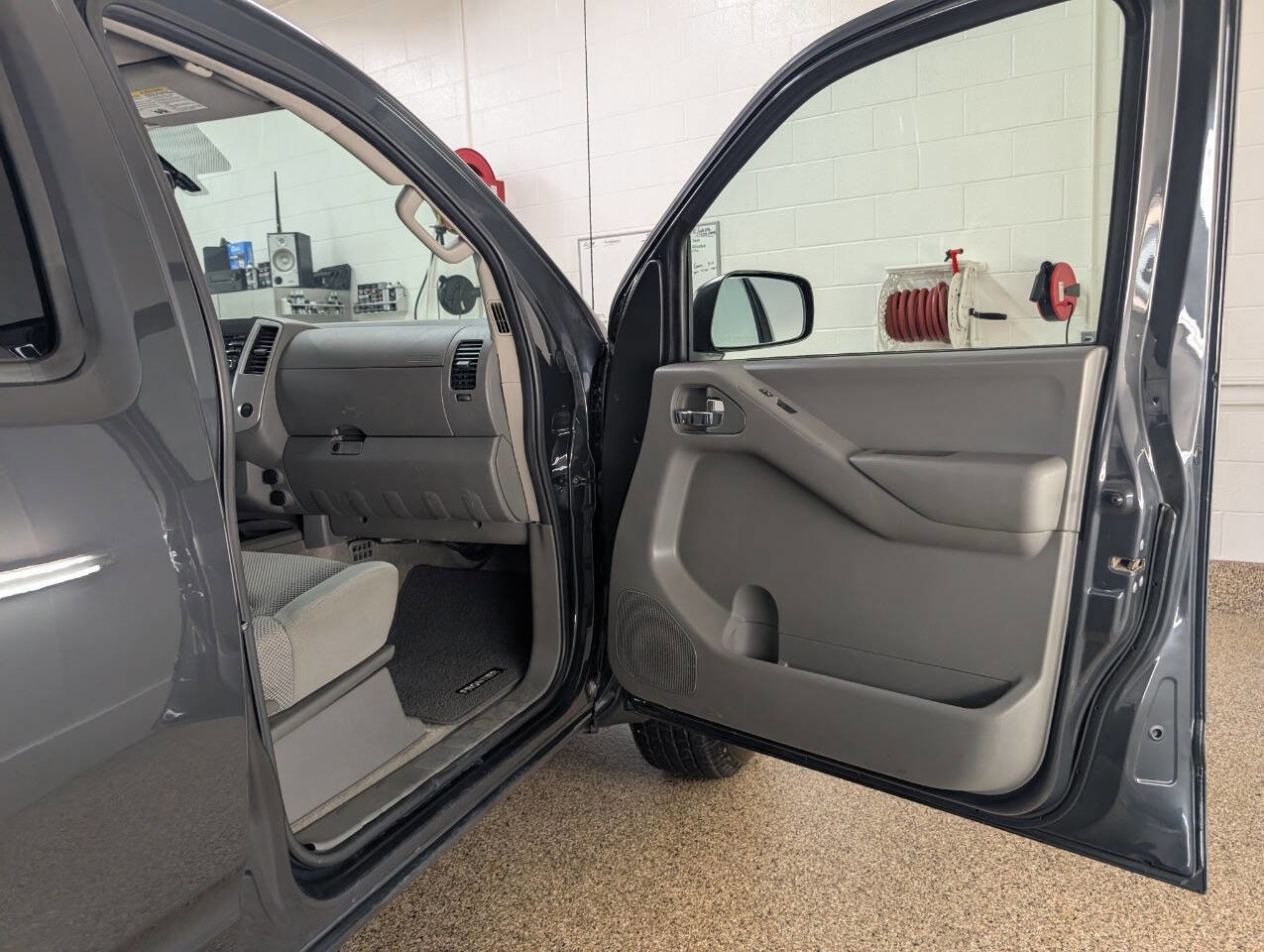 Used 2013 Nissan Frontier SV image 17