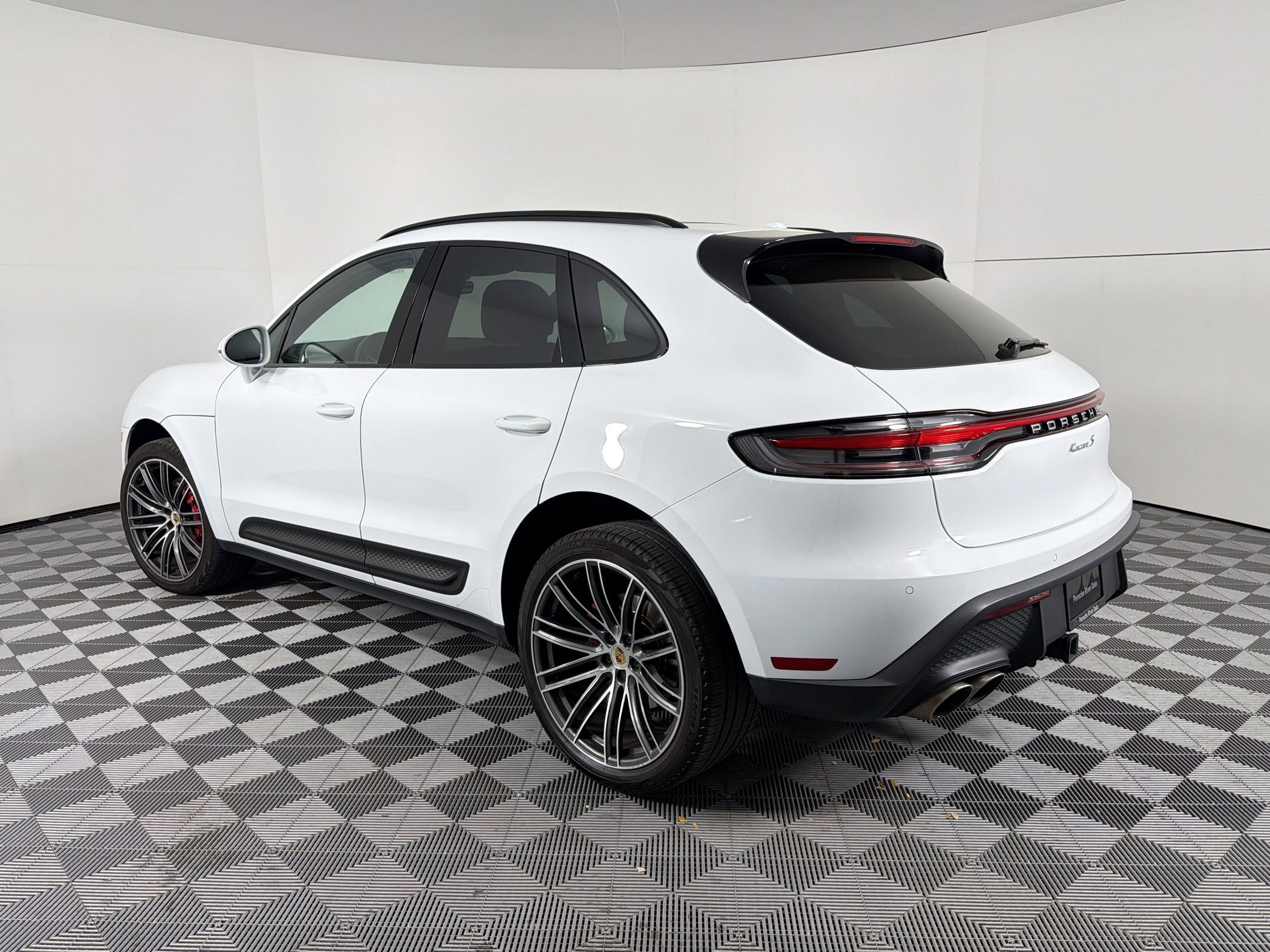 Certified 2023 Porsche Macan S image 3