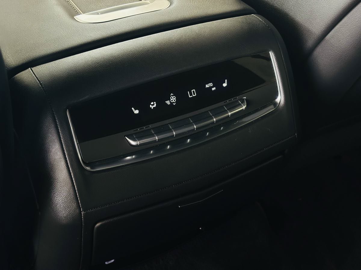 Used 2022 Cadillac Escalade Luxury AWD/4WD image 35