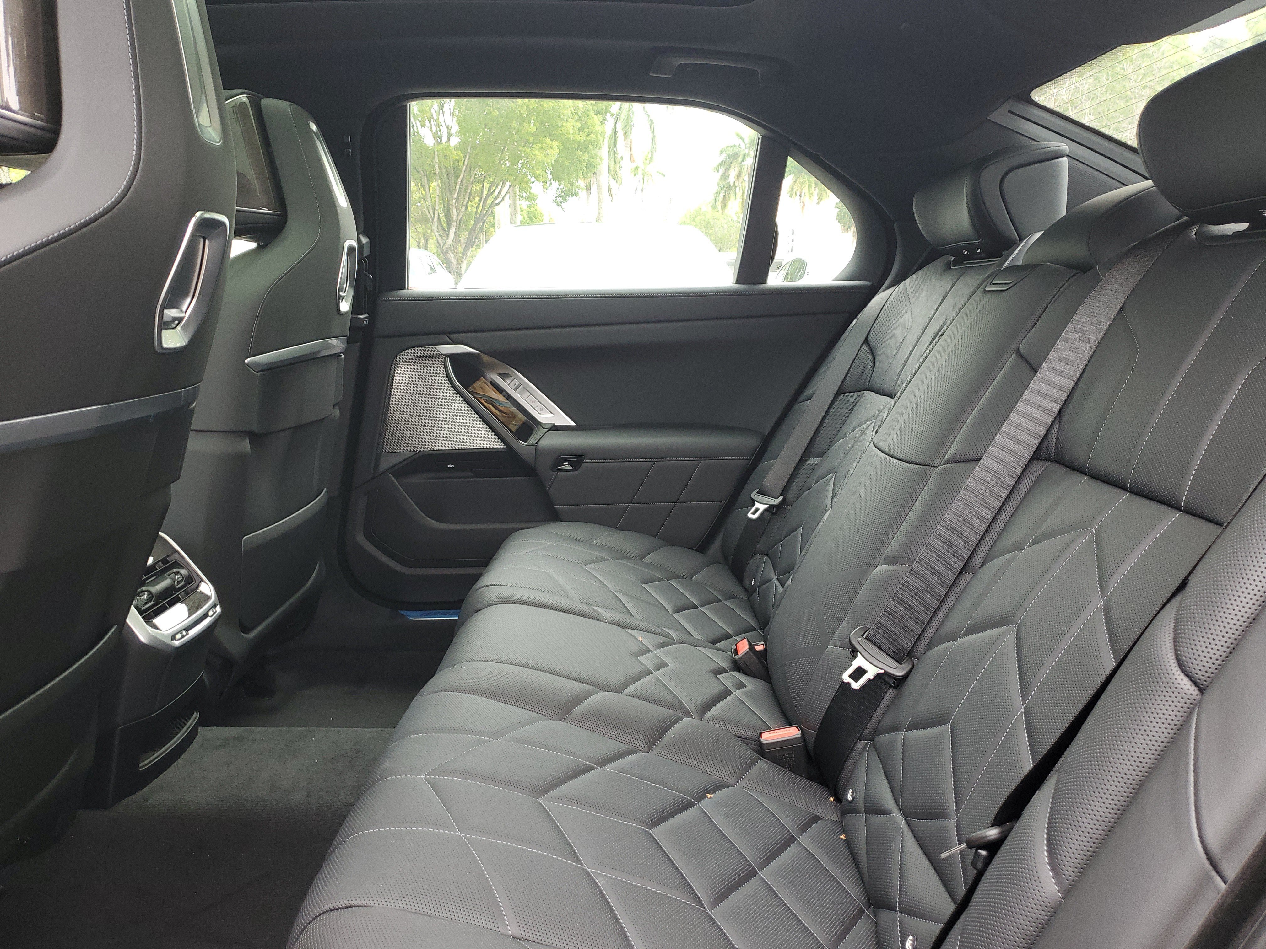 New 2026 BMW 760i xDrive w/ Luxury Rear Seating Package AWD/4WD image 9