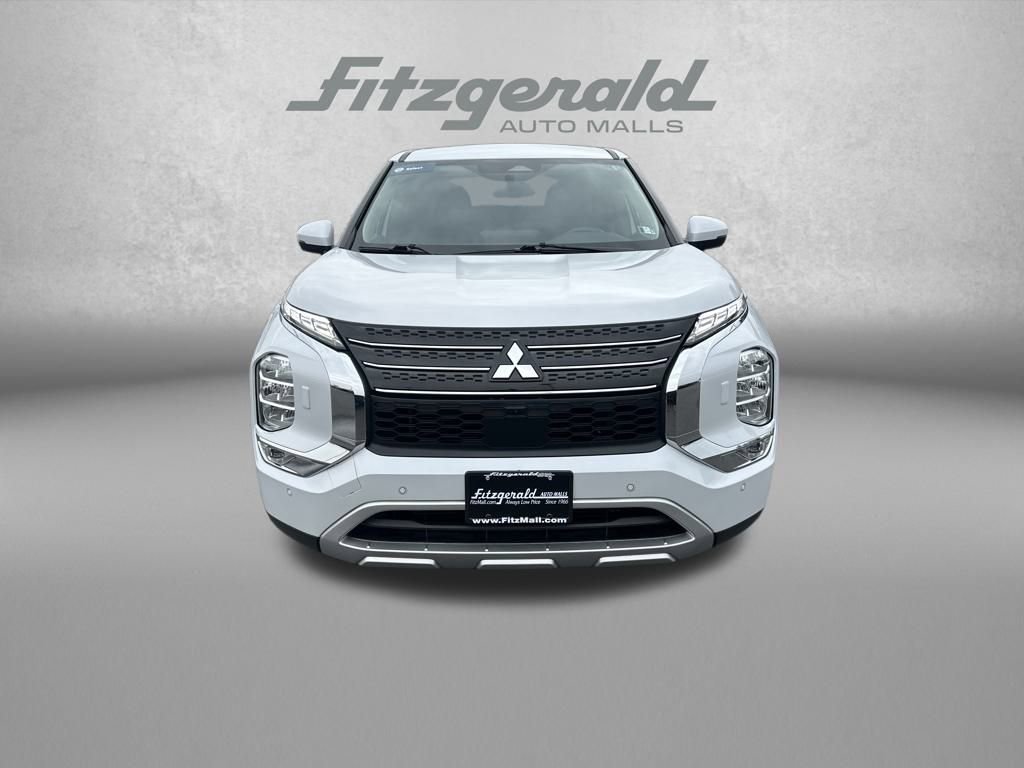 Used 2024 Mitsubishi Outlander SE image 2