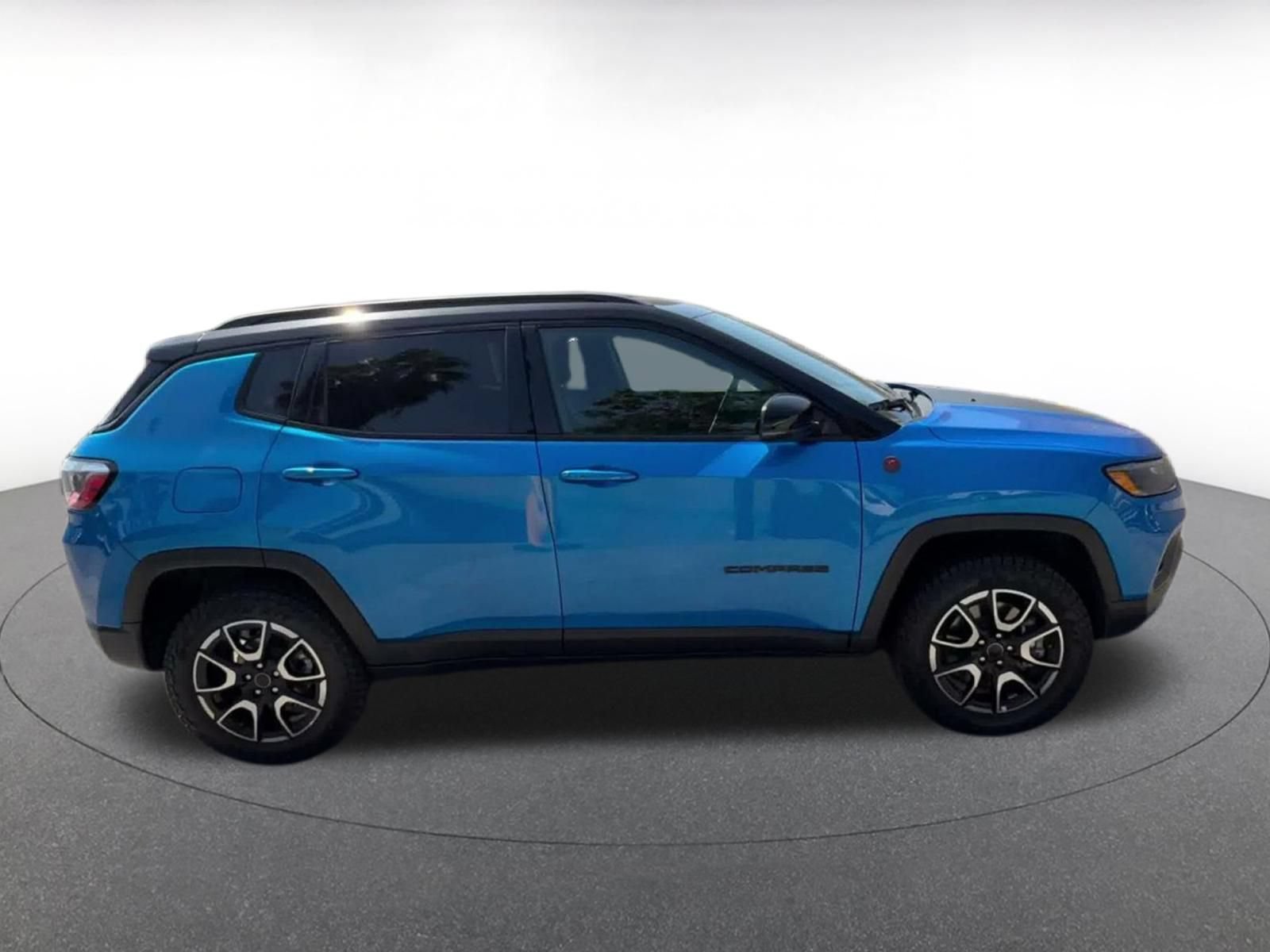 Used 2025 Jeep Compass Trailhawk AWD/4WD image 15