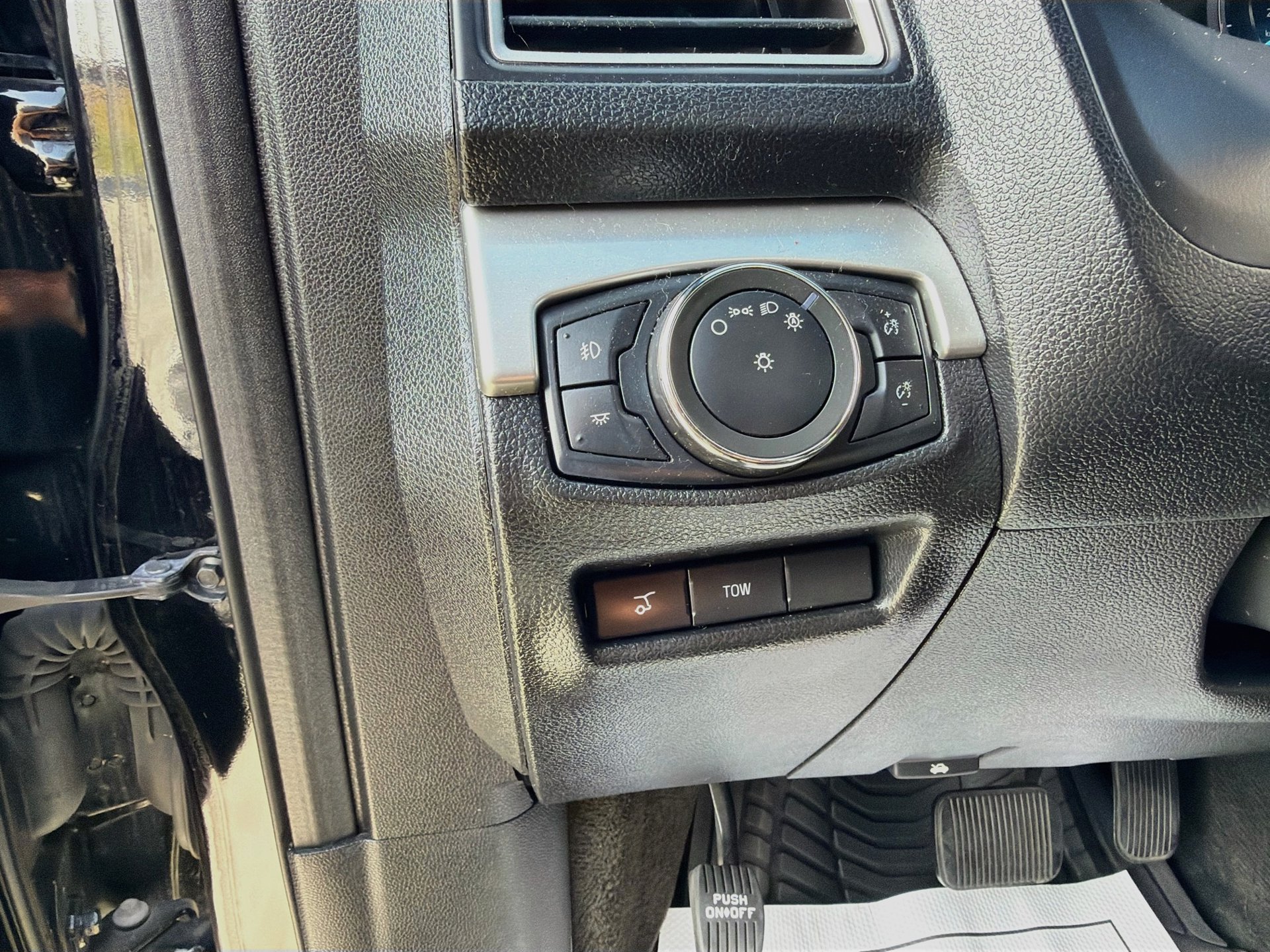 Used 2017 Ford Explorer XLT w/ Equipment Group 202A FWD image 12
