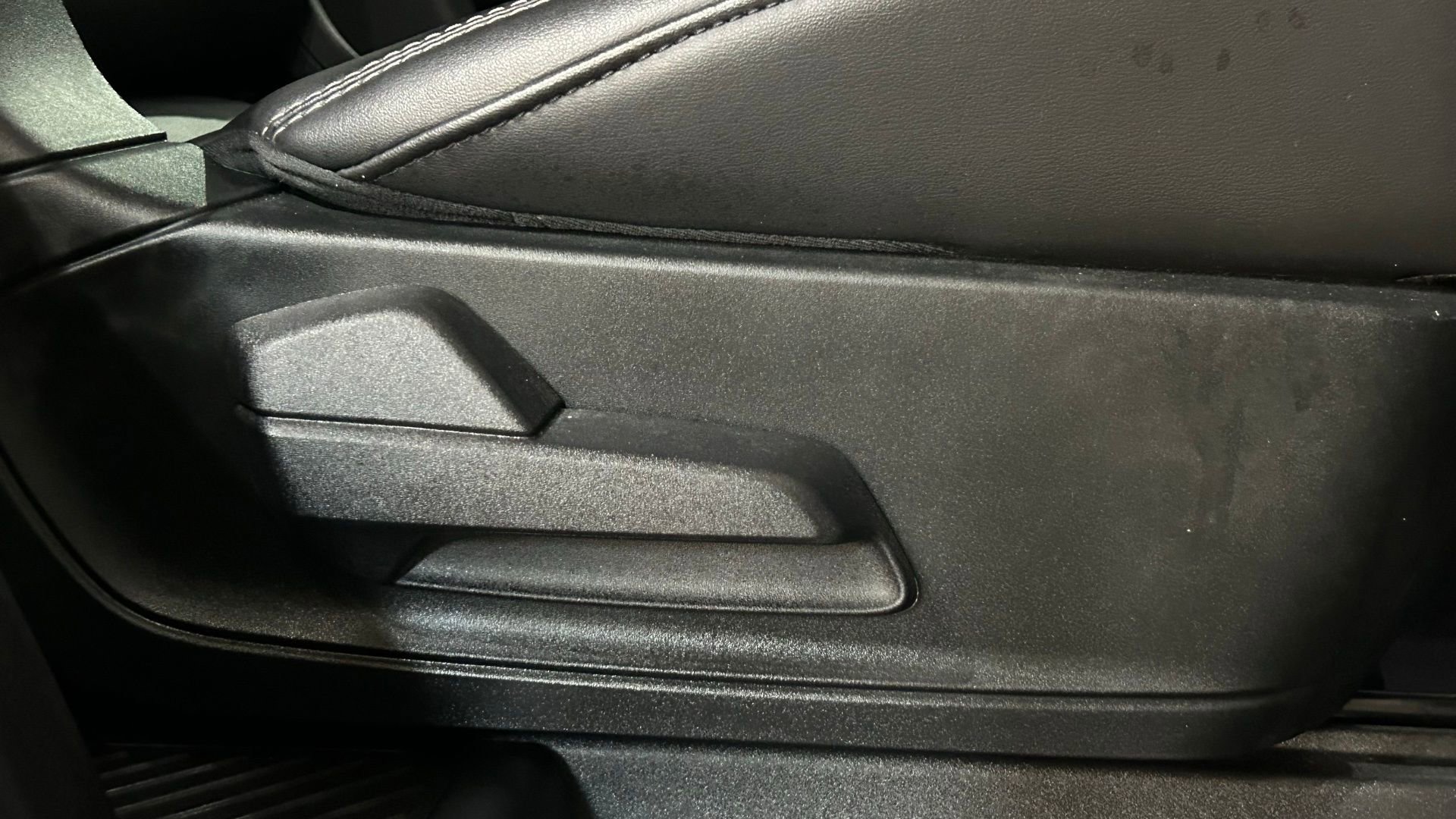 Used 2023 Ford Explorer XLT w/ Equipment Group 202A AWD/4WD image 62