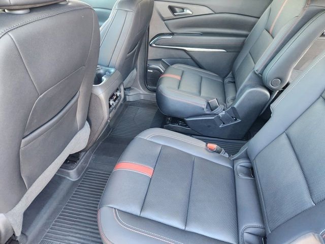 Used 2025 Chevrolet Traverse RS image 31