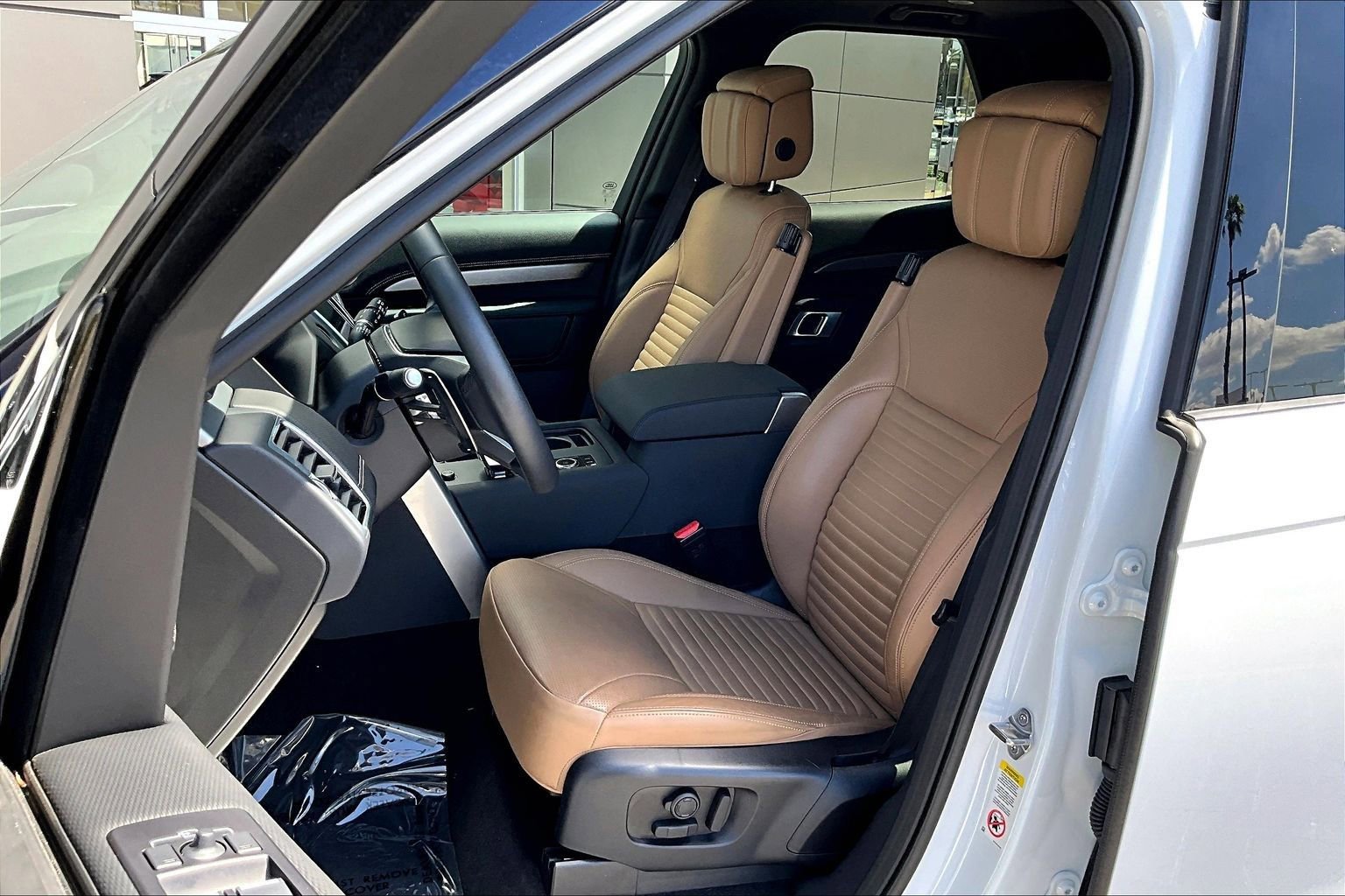 Used 2025 Land Rover Discovery Dynamic SE image 24