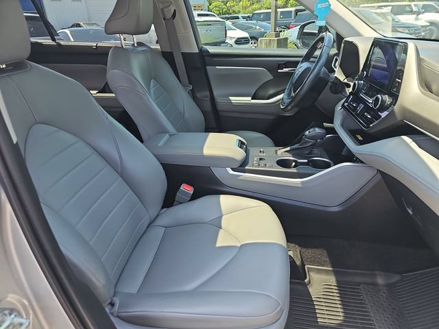 Used 2023 Toyota Highlander XLE FWD image 12