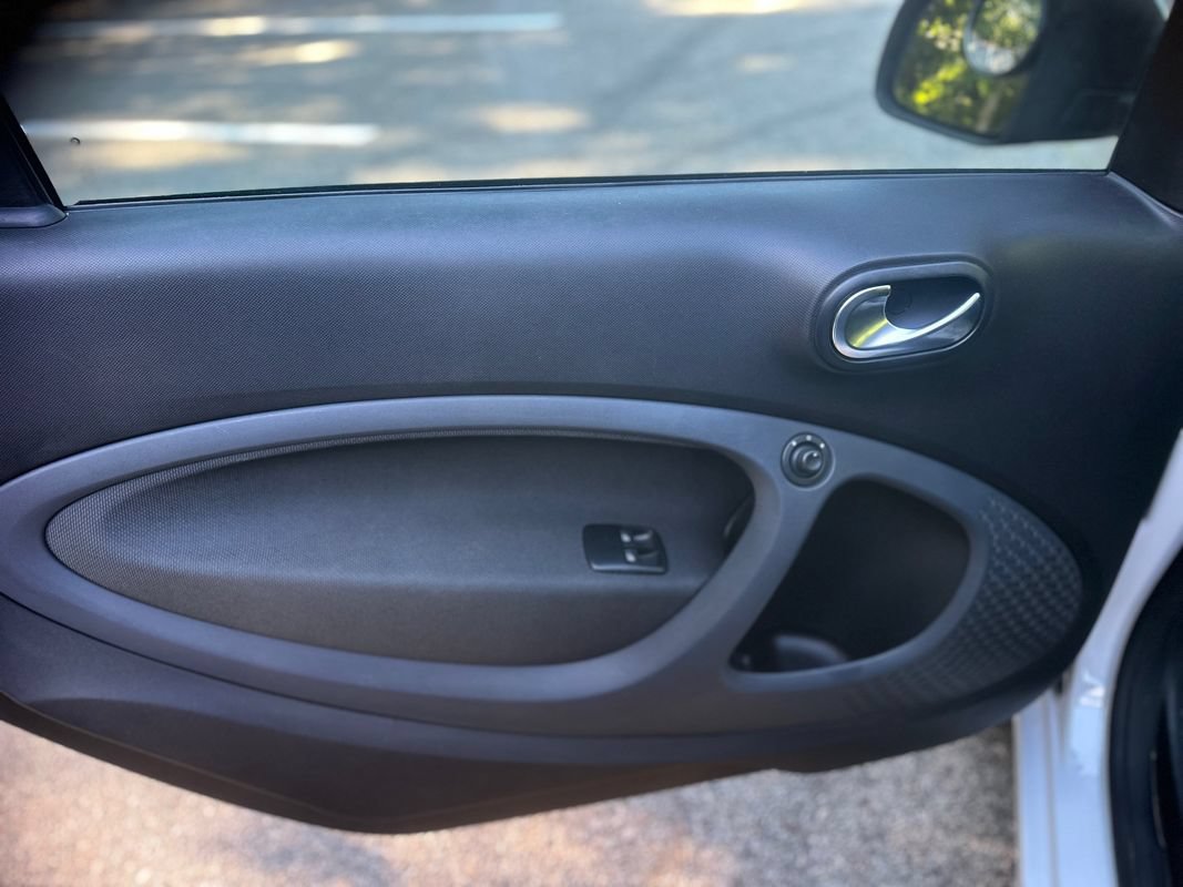 Used 2016 smart fortwo passion RWD image 13
