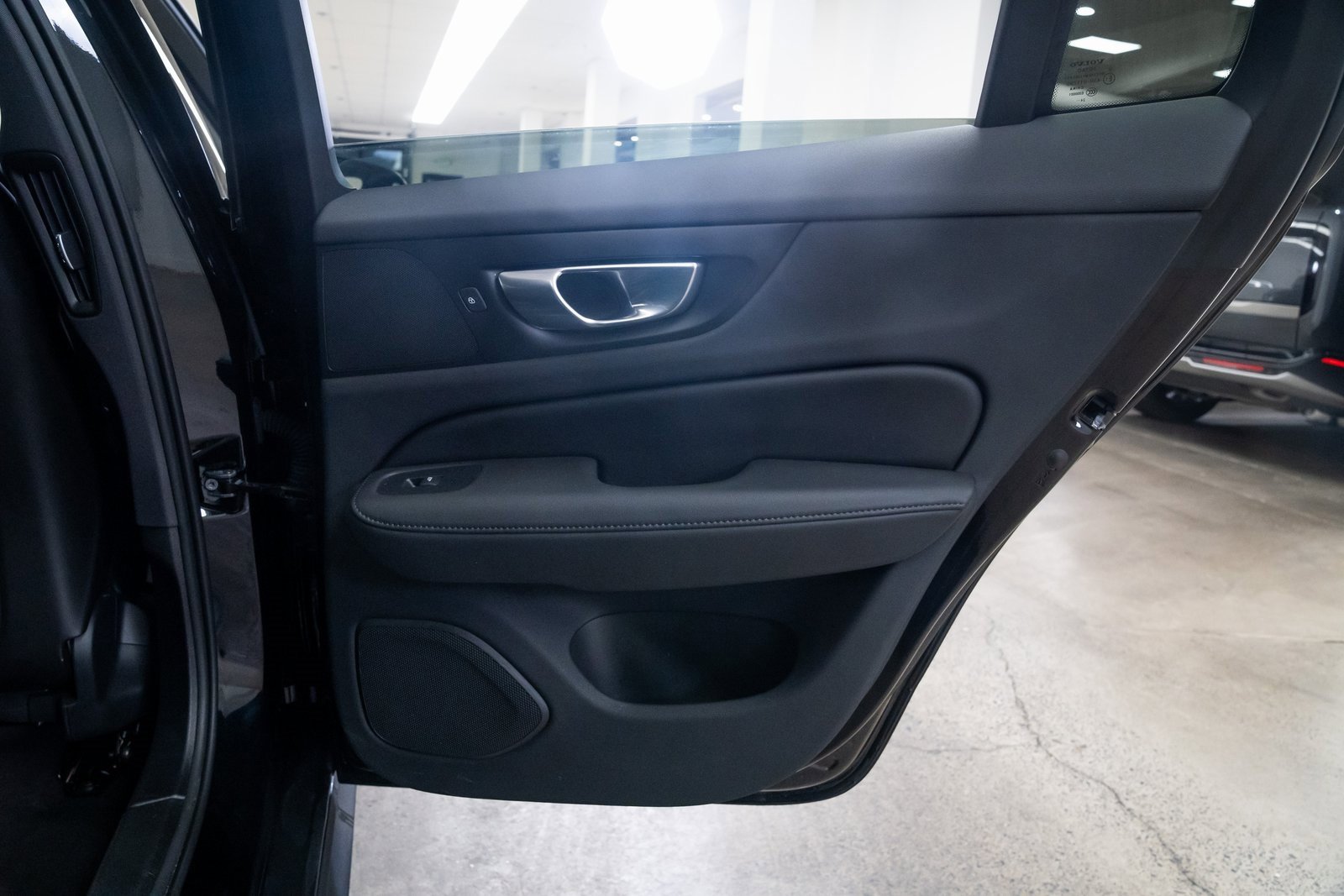 Used 2025 Volvo V60 B5 Cross Country Plus image 21