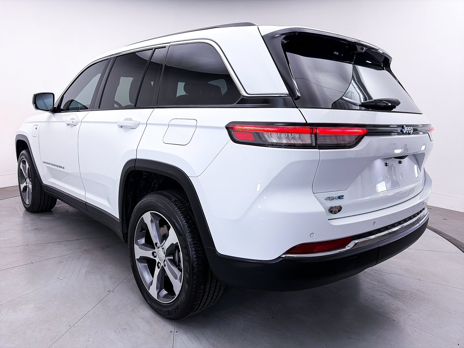 Used 2023 Jeep Grand Cherokee 4WD 4xe w/ Luxury Tech Group II image 17