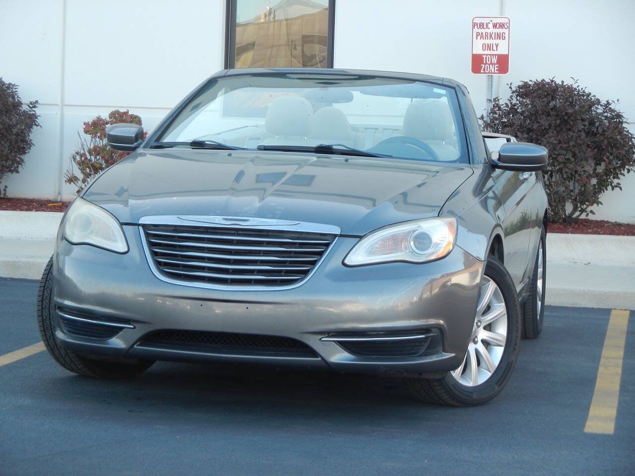 Used 2013 Chrysler 200 Touring FWD image 4