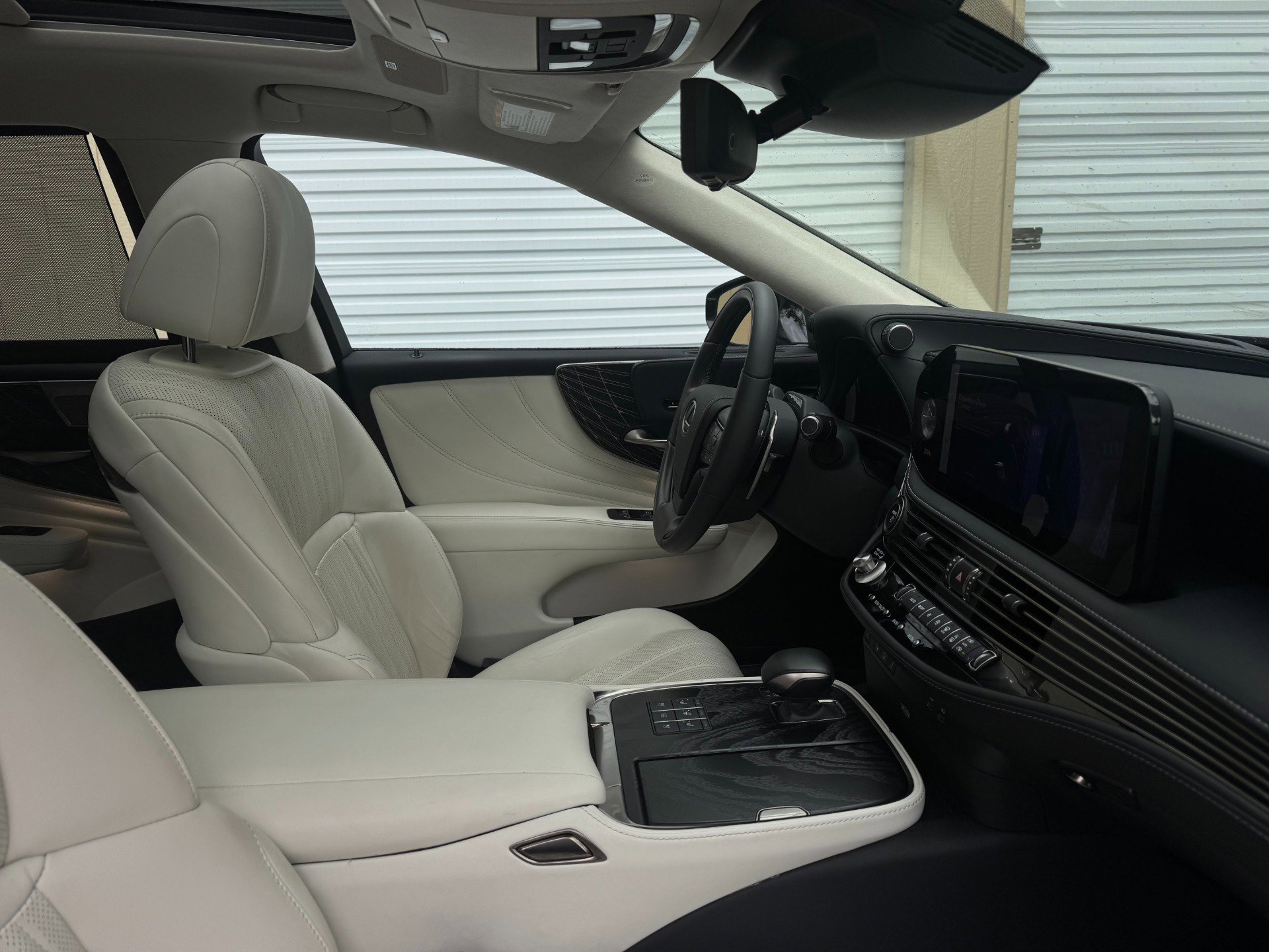 Used 2023 Lexus LS 500h AWD w/ Luxury Package image 42