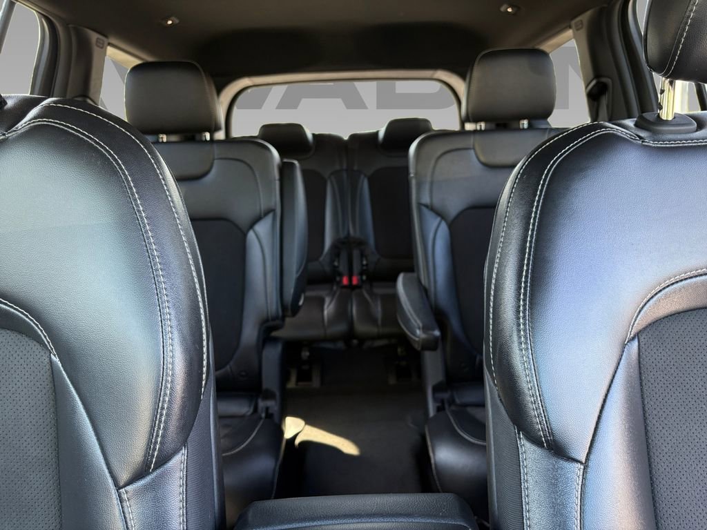 Used 2023 Jeep Grand Cherokee L Laredo image 2