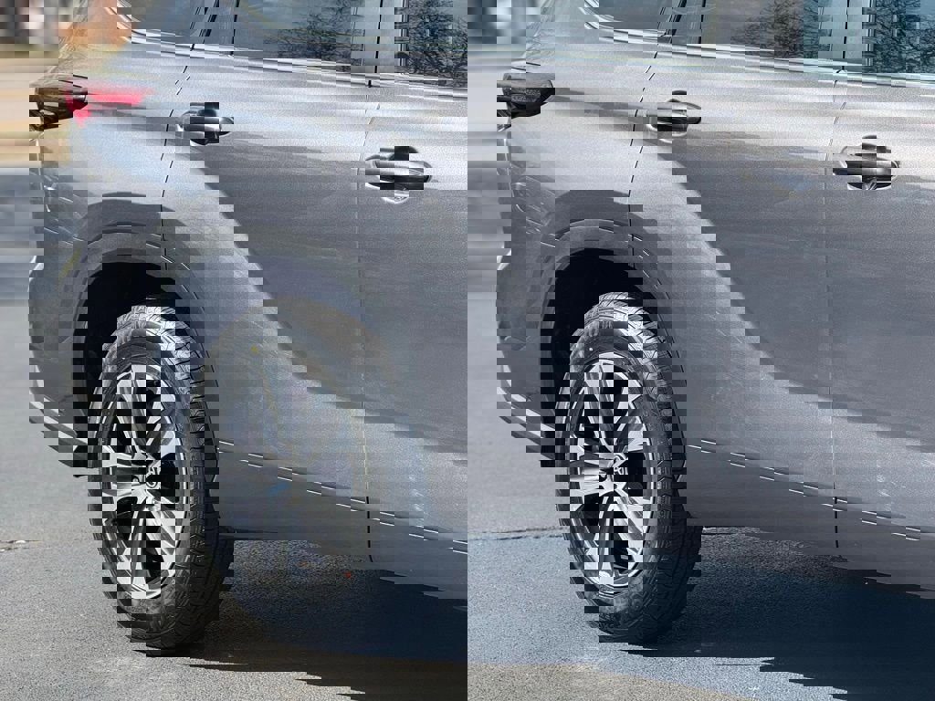 Certified 2024 Toyota Highlander XLE image 8