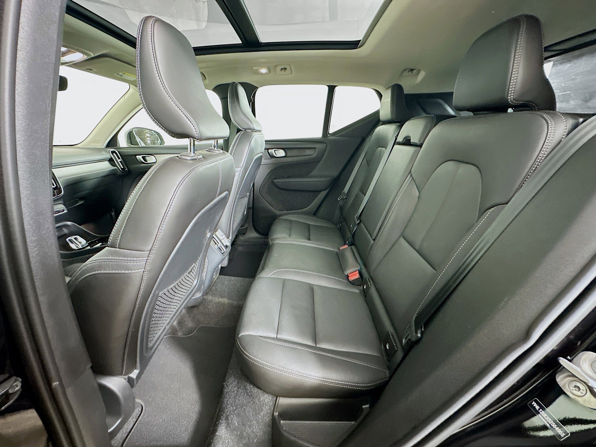 Used 2025 Volvo XC40 B5 Plus image 28