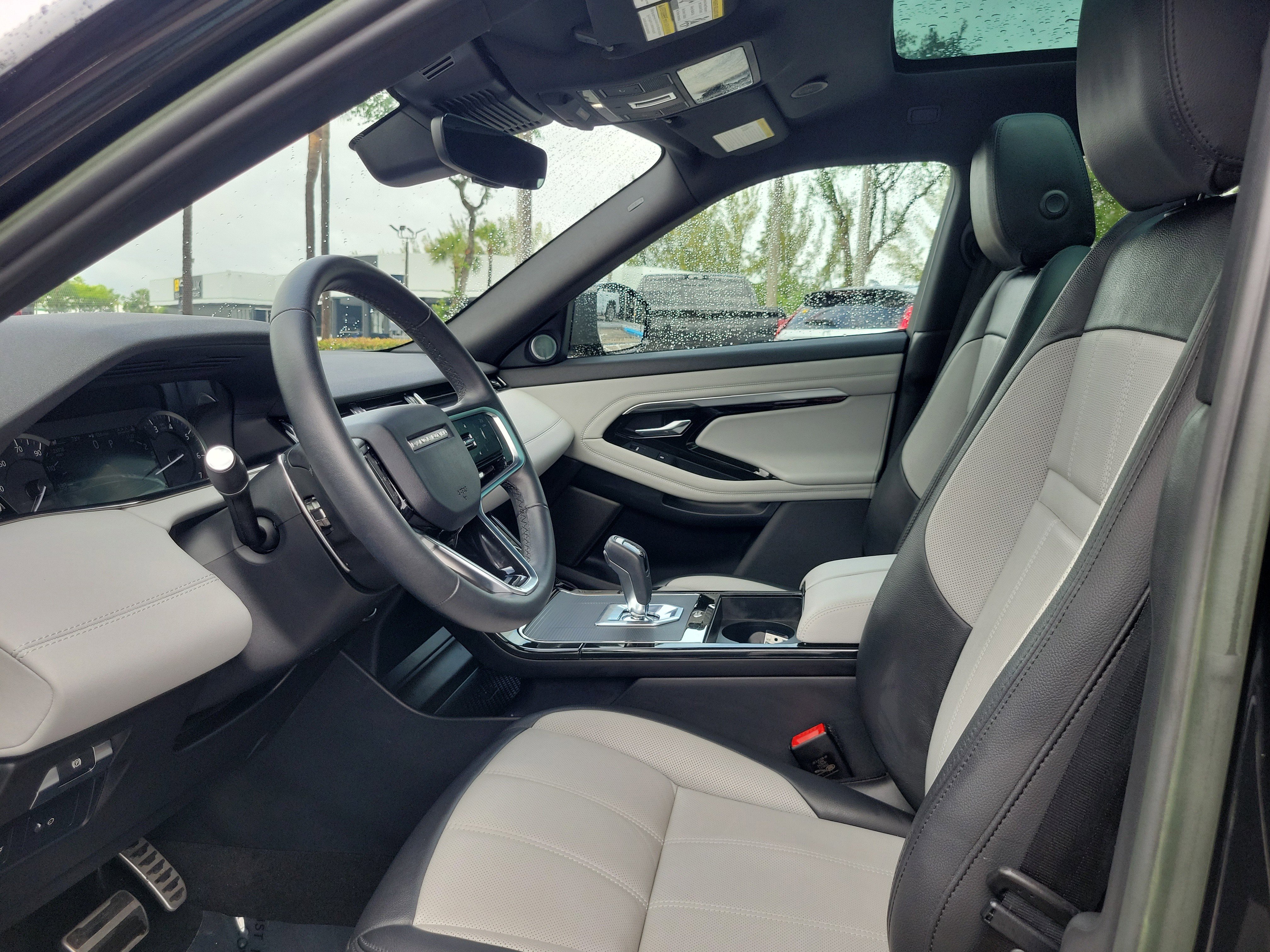 Used 2023 Land Rover Range Rover Evoque R-Dynamic SE image 12