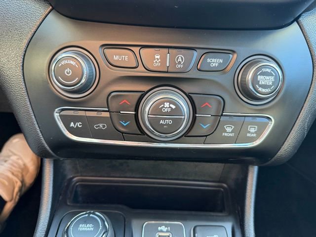 Used 2021 Jeep Cherokee Latitude Lux w/ Comfort/Convenience Group image 19