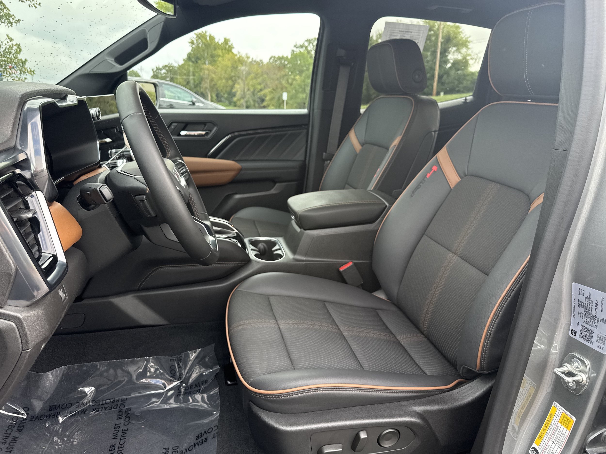 Used 2024 GMC Canyon AT4 w/ Technology Package AWD/4WD image 5