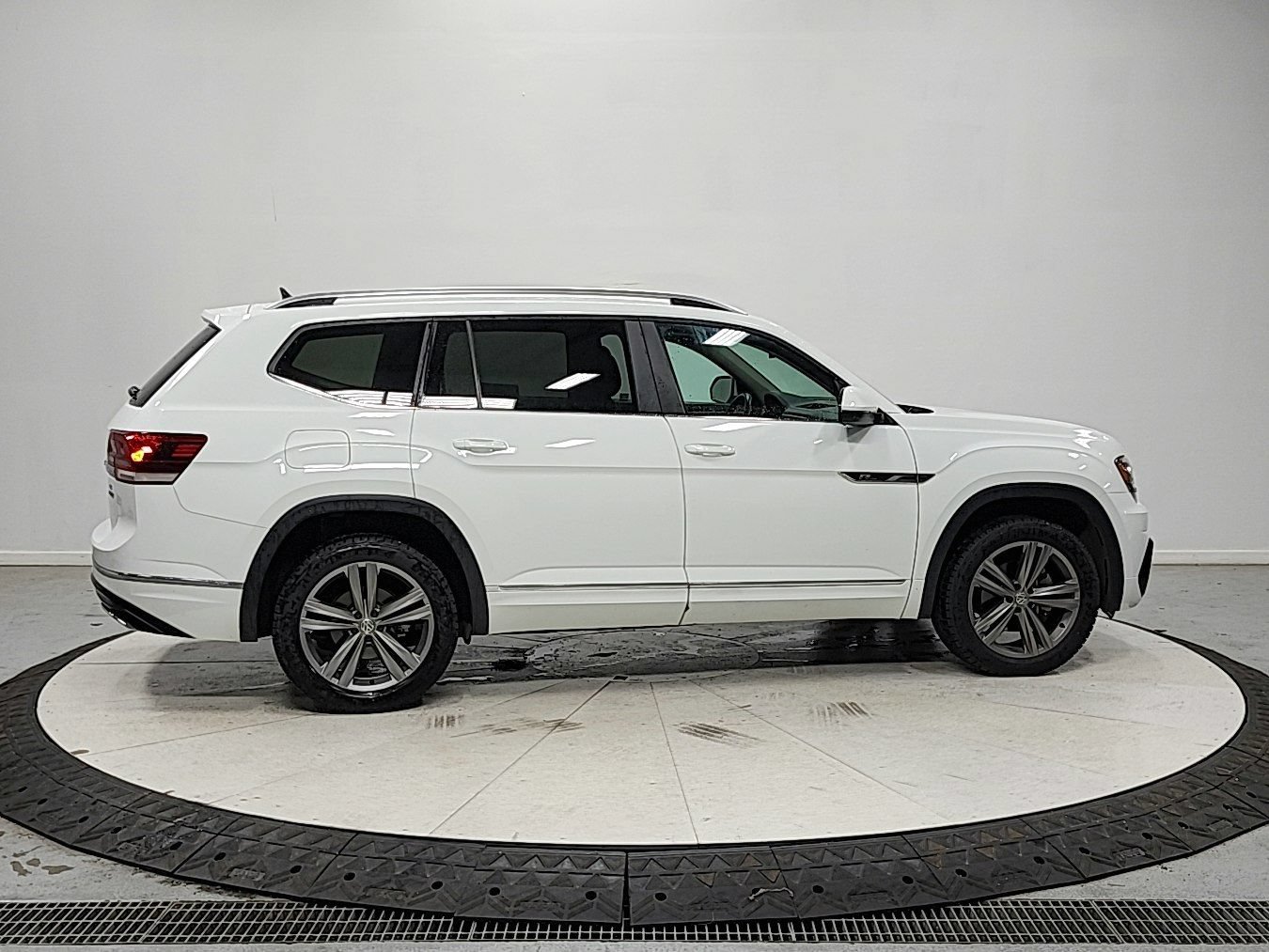 Used 2018 Volkswagen Atlas SE w/ R-Line Package AWD/4WD image 8