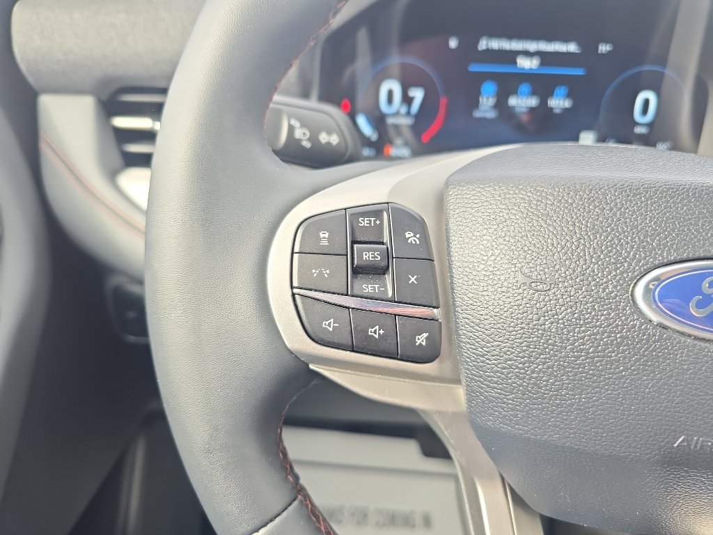 Used 2025 Ford Explorer Active AWD/4WD image 16